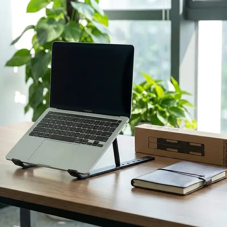 Promosyon siyah ayarlanabilir laptop standı, ahşap masada eğimli dizüstü ile kullanım