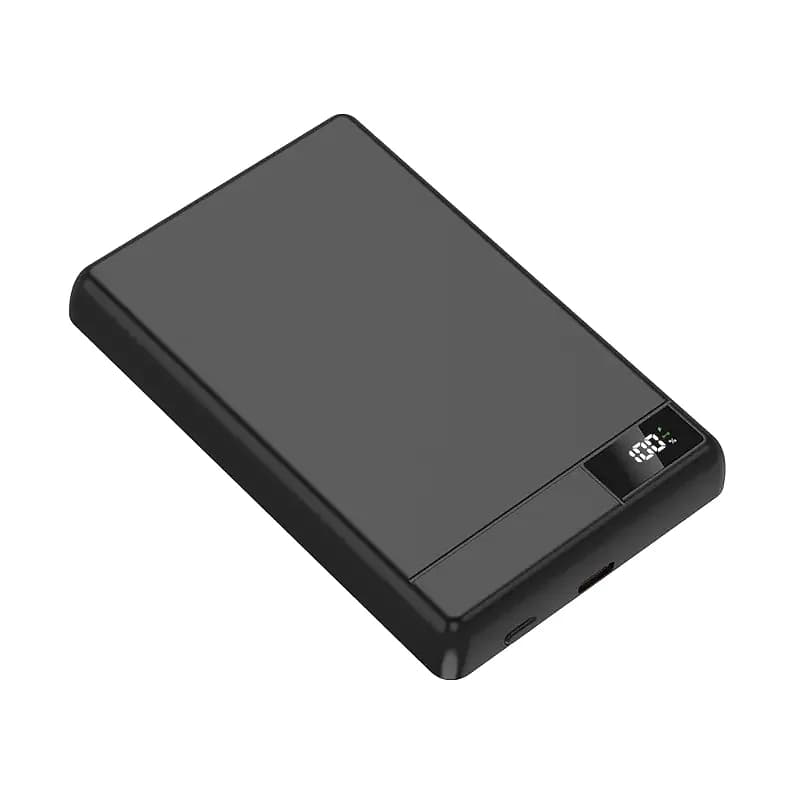 Siyah promosyon powerbank, dijital ekranında 100 ve şarj simgeleri görünür