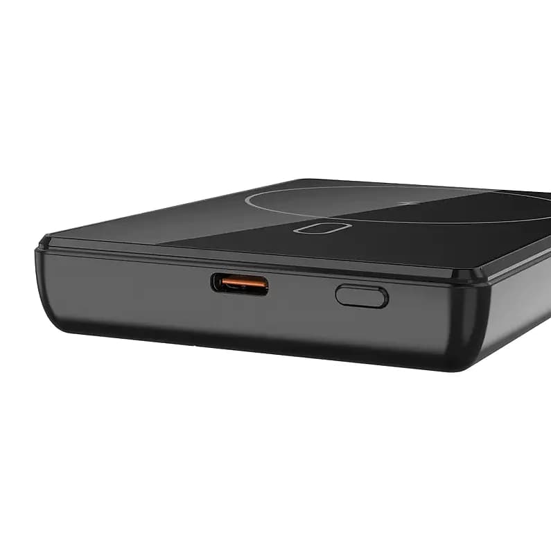 Parlak siyah promosyon powerbank, üstte halka çizgisi, yanda şarj girişi ve düğme