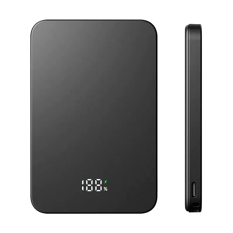 İnce siyah promosyon powerbank, ekranda yeşil %18 göstergesi, yanda şarj girişi