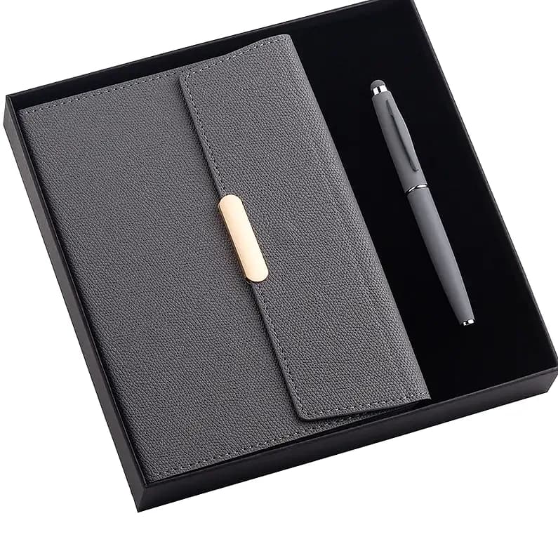 Suni deri kapaklı promosyon defter ve kalem seti, oval toka, siyah hediye kutusunda