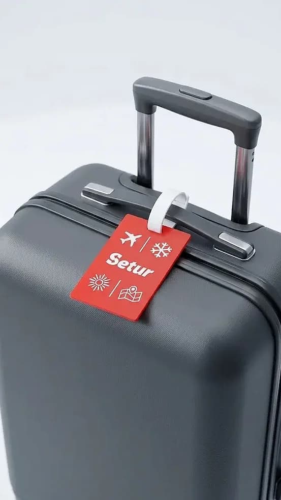 Kırmızı promosyon bavul etiketi, uçak ve harita simgeleri, beyaz bağ halkalı