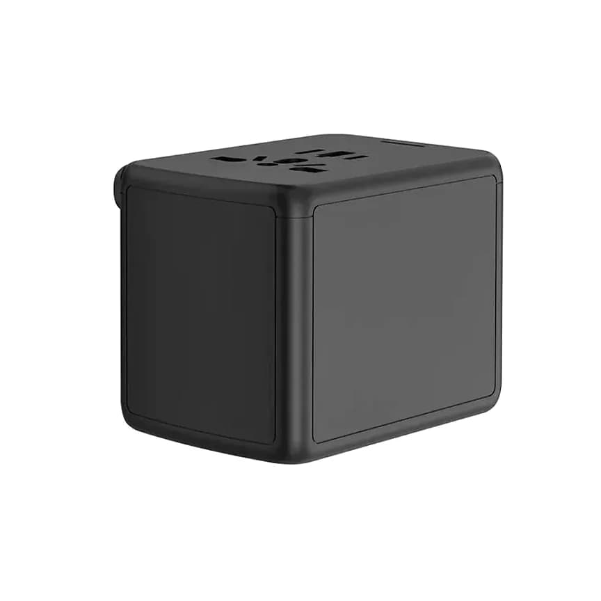 Promosyon siyah seyahat adaptörü, evrensel AC girişi, üç USB-A ve USB-C PD portu etiketli