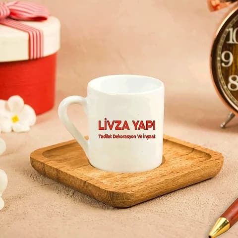 Ahşap tabaklı beyaz promosyon kahve fincanı; kırmızı kurumsal yazı baskılı, hediye kutusu yanında