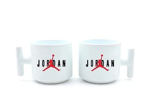 İki adet beyaz promosyon latte fincanı; kırmızı siyah logo baskı örneği