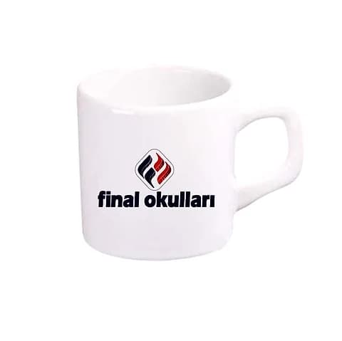 Beyaz porselen promosyon kahve fincanı; önde kırmızı siyah okul amblemi baskısı