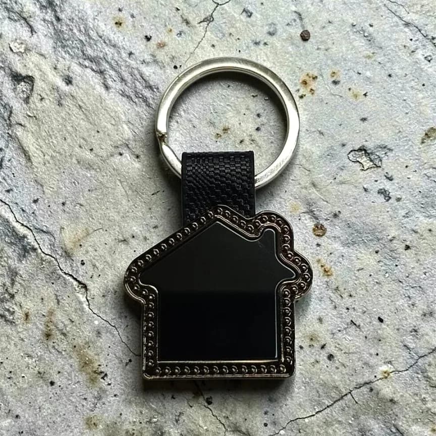 Dokulu Metal Gövdeli Ev Anahtarlığı — toptan promosyon siparişlerine uygun