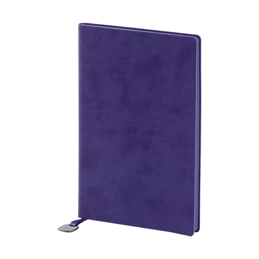 Koyu mor hareli deri görünümlü defter; alt kısımda metal uçlu ayraç şeridi.