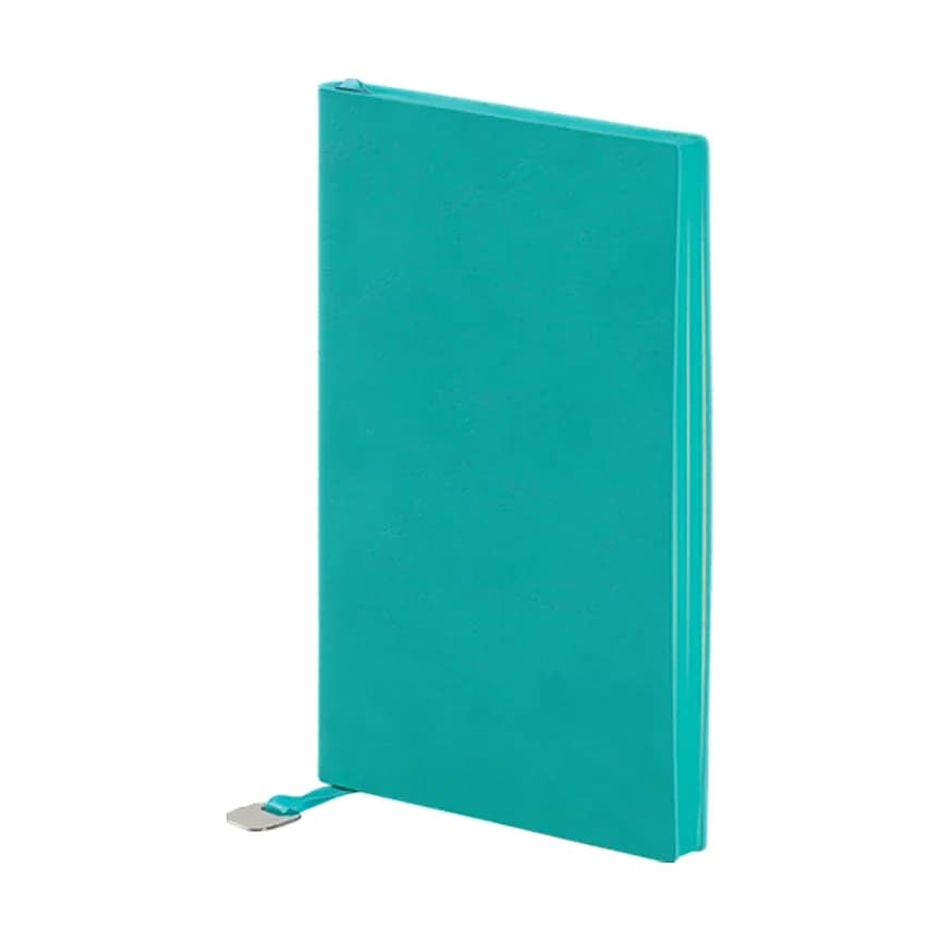 Turkuaz renkli, sert kapaklı dikdörtgen defter; ön yüzü desensiz, sol alt kenarda ince şerit ve metal uç var.