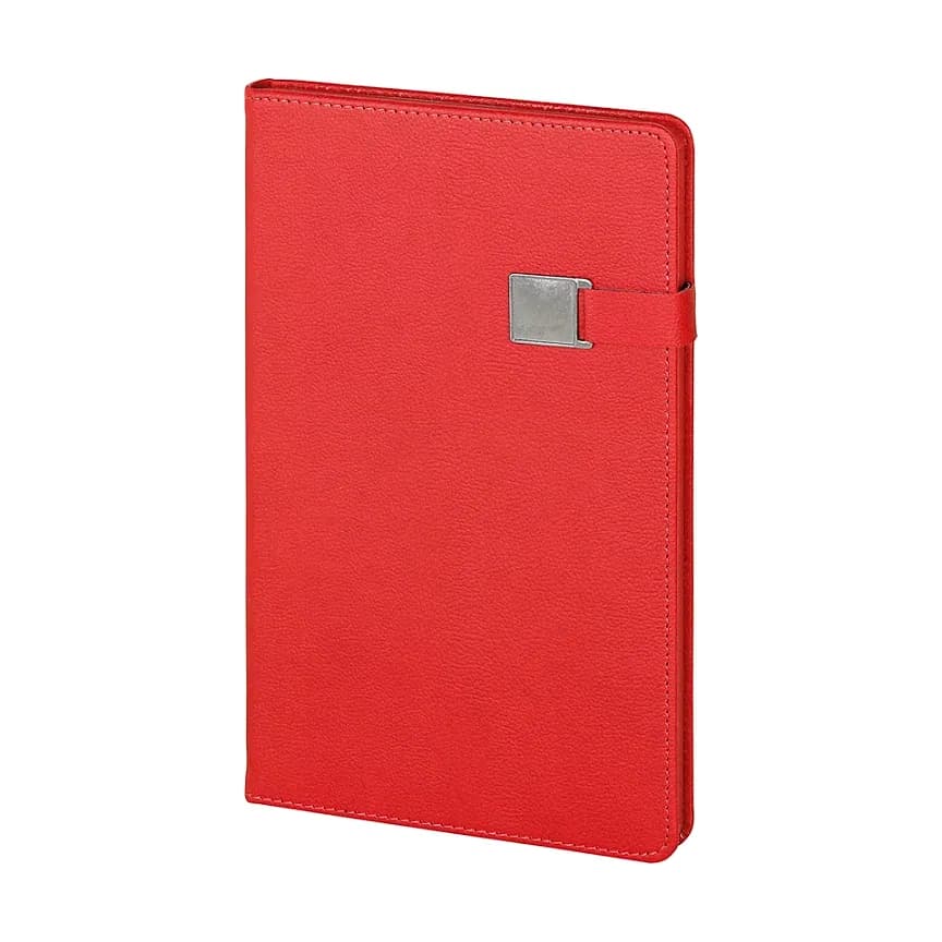 Kırmızı kapaklı defter; ince taneli yüzey, kenar dikişleri ve sağda gümüş kare metal toka ile kırmızı bant.