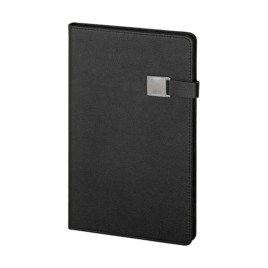 Siyah kapaklı defter; ince taneli deri görünümü, sağ yanda siyah bant üzerinde gümüş dikdörtgen toka.