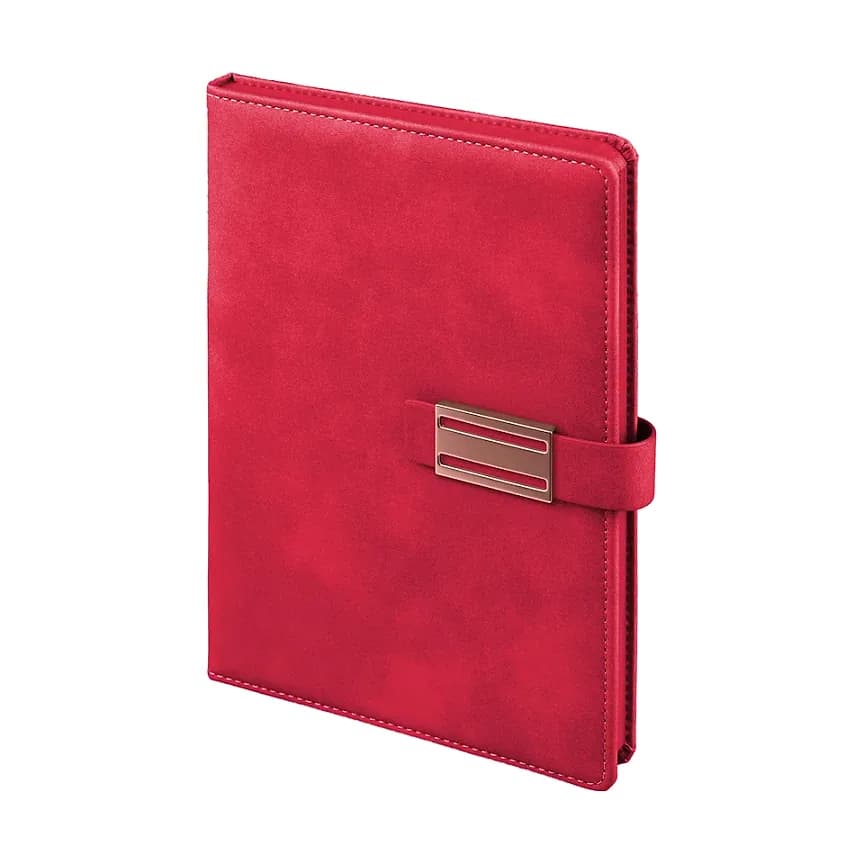 Kırmızı kapaklı defter; sağda gümüş dikdörtgen metal toka, iki yatay yarık ve ince kenar dikişleri.