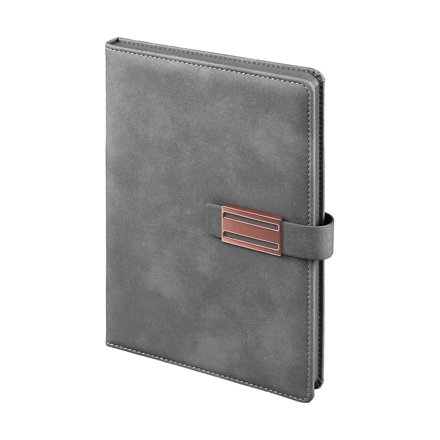 Gri kapaklı defter; mat süet doku, açık renk dikişler ve bakır tonlu dikdörtgen metal kapama plakası.