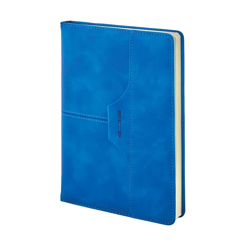 Mavi kapaklı defter; bulutsu desenli kapak, ön yüzde iki yarıklı oval çıkıntı ve krem sayfa kenarı.