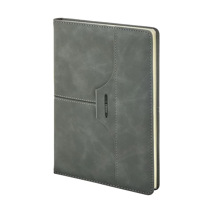 Koyu gri kapaklı defter; dalgalı dokulu yüzey, kavisli cepte ince siyah kalem ve krem sayfa kenarı.