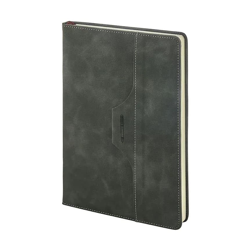 Antrasit kapaklı defter; dikişli dikey cep içinde ince koyu kalem, yanda krem sayfa kenarları.