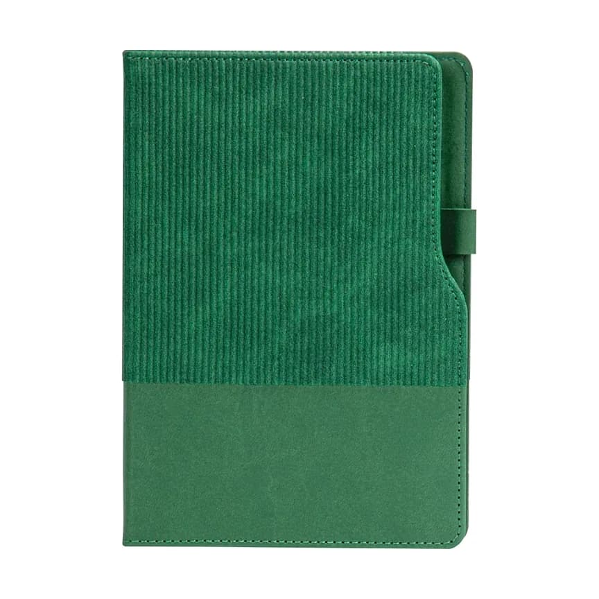 Yeşil kapaklı defter; üst bölüm oluklu doku, alt bölüm düz yüzey, sağ kenarda küçük tutucu çıkıntı.