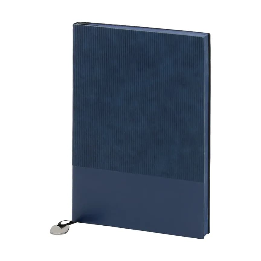 Lacivert defter; üst bölümü hareli desenli, alt kısmı düz koyu mavi bant ve sol altta kısa şerit ayraç.