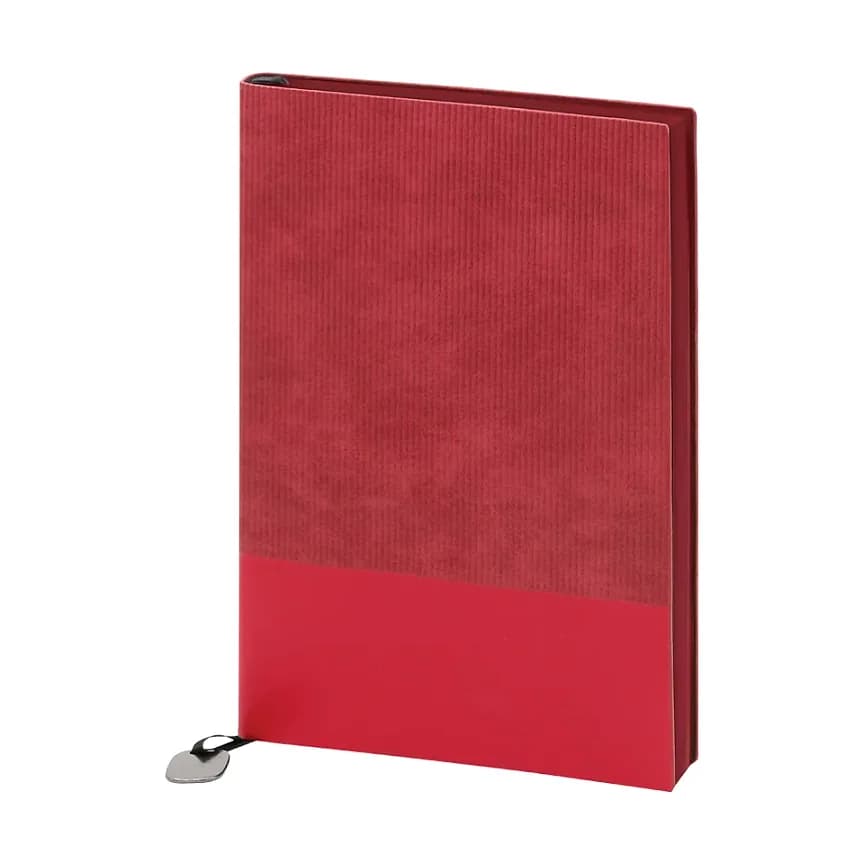 Bordo defter; üst bölümü hareli desenli, alt kısmı düz kırmızı bant ve sol altta kısa şerit ayraç.