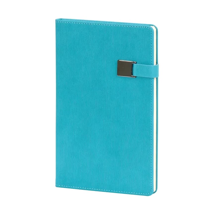 Turkuaz kapaklı defter; ince çizgili doku, sağ üstte koyu metal toka ve turkuaz şerit, açık sayfa kenarı.