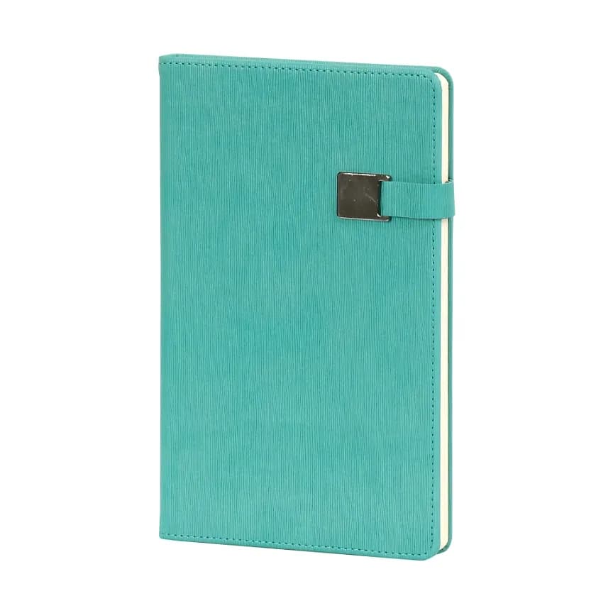 Turkuaz kapaklı defter; mat ince dokulu yüzey, sağda metal tokalı kapama bandı ve krem sayfa kenarları.