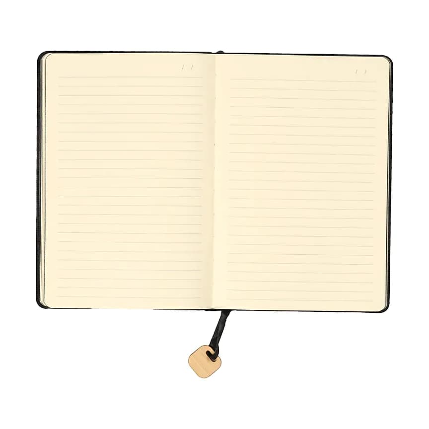 Açık defter; krem renkli çizgili iç sayfalar, siyah kapak kenarı ve altın uçlu şerit ayraç.