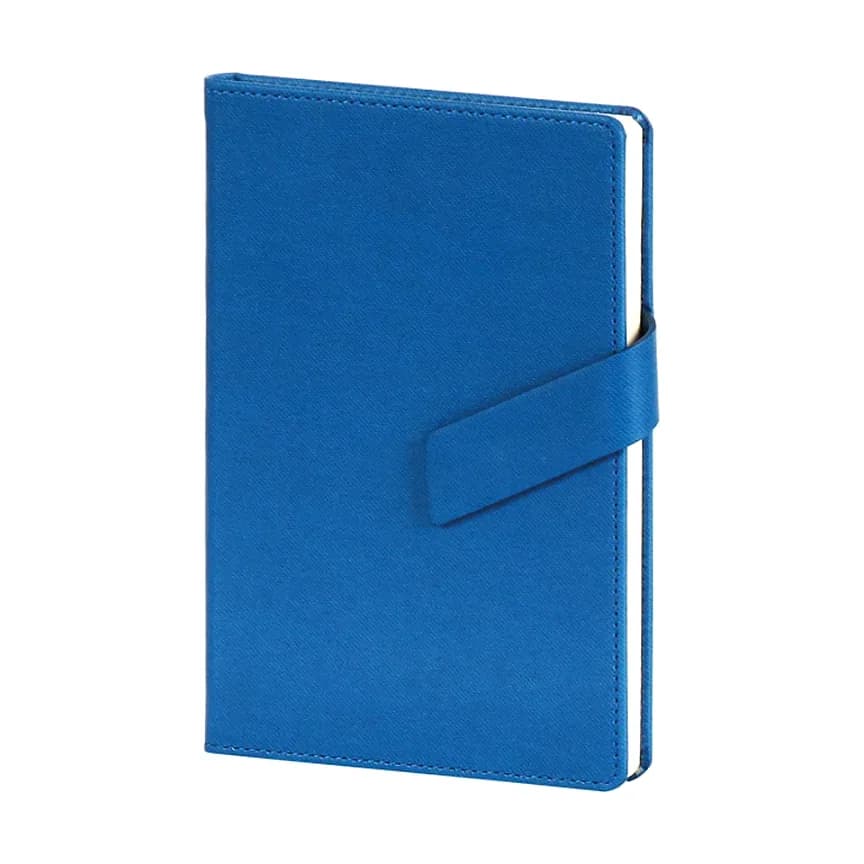 Mavi deri görünümlü defter; sağ kenarda beyaz sayfa bloğu ve yatay mavi lastik bant.