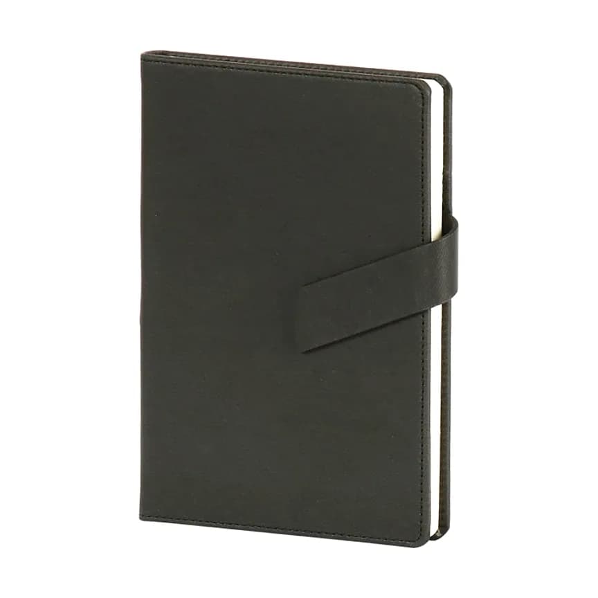 Siyah deri görünümlü defter; sağ kenarda beyaz sayfa bloğu ve yatay siyah lastik bant.