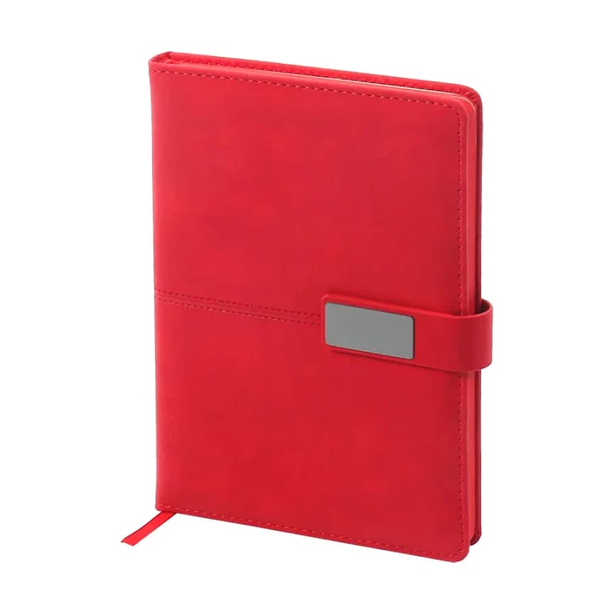 Kırmızı defter; pürüzsüz kapak, yatay bant üzerinde gri dikdörtgen toka ve kırmızı şerit ayraç.