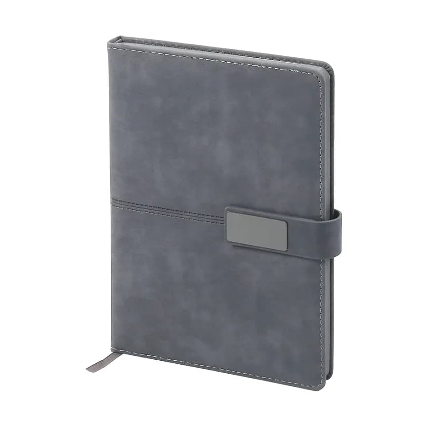 Gri defter; süet görünümlü kapak, yatay bantta gri dikdörtgen toka ve gri şerit ayraç.
