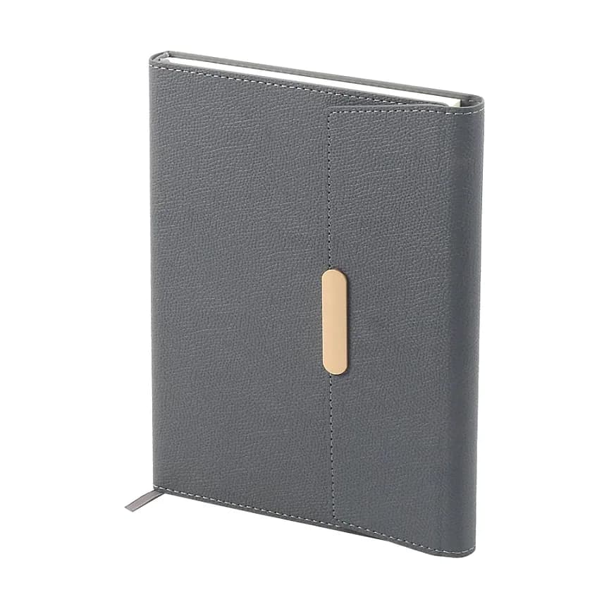 Gri dokulu defter; dikey dikiş hattı, ortada bej oval kapama detayı ve altta ince şerit ayraç.