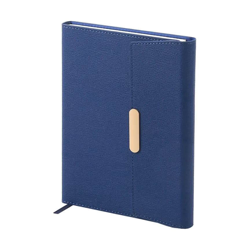 Mavi dokulu defter; dikey dikiş hattı, ortada açık renk oval kapama detayı ve altta siyah şerit ayraç.