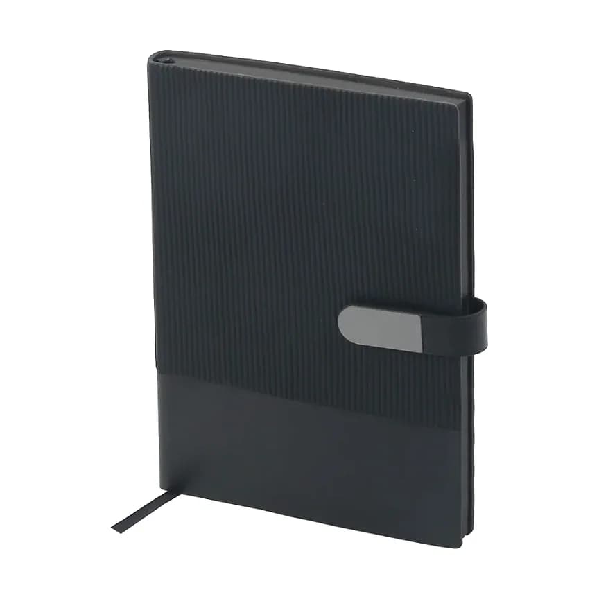 Siyah kapaklı, üstü dikey kaburgalı, altı düz, metal tokalı bant ve siyah ayraç şeridi olan defter.