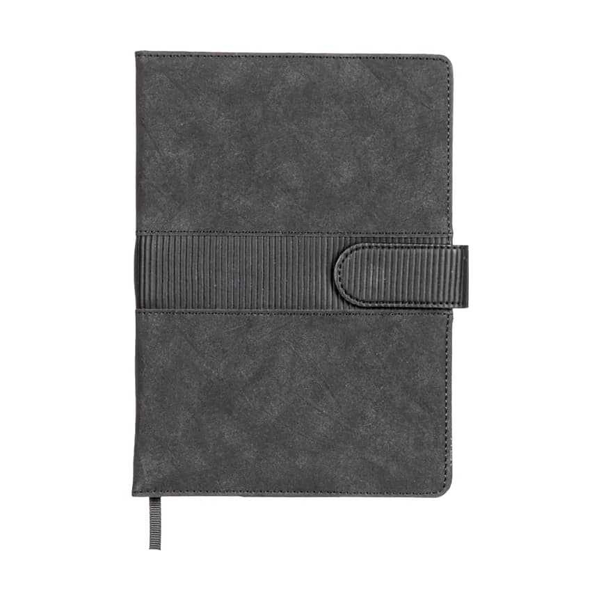 Koyu gri kapaklı defter; süet görünümlü mat doku, ortada fitilli bant ve altta koyu renk kurdele.