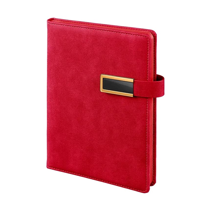 Kırmızı kapaklı defter; mat süet yüzey, sağ kenarda altın çerçeveli siyah dikdörtgen metal plaka.