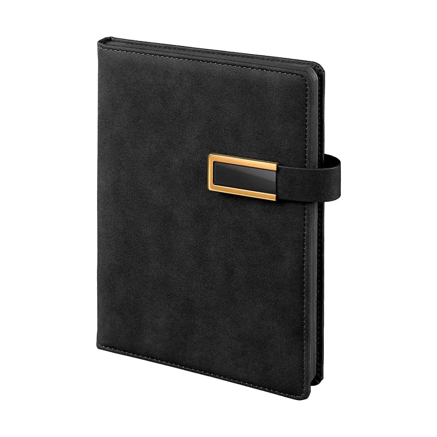 Siyah kapaklı defter; mat süet yüzey, siyah kapama şeridi ve altın bronz çerçeveli siyah plaka.
