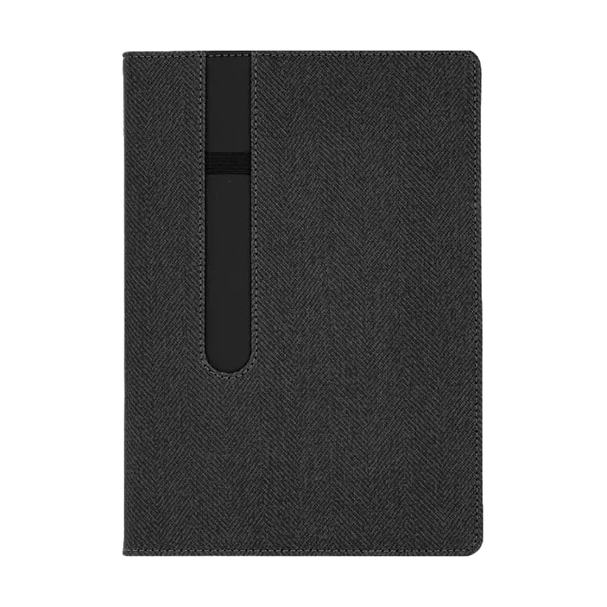 Koyu gri dokulu defter; sol yanda kanal içinde kalın siyah dikey lastik ve kapakta çapraz dokuma desen.