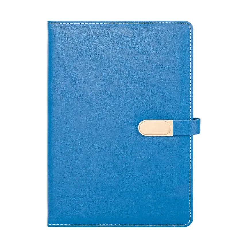 Mavi kapaklı defter; hafif taneli deri görünümü, sağ kenarda altın tonlu oval metal toka ve dikişler.