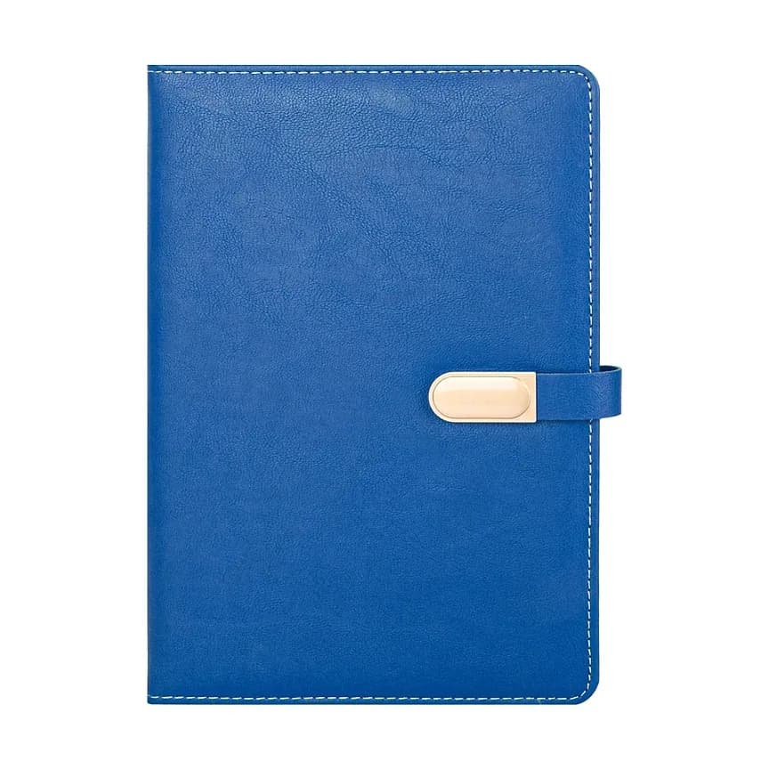 Mavi kapaklı defter; ince damarlı deri görünümü, sağda altın oval metal toka ve açık renk dikişler.