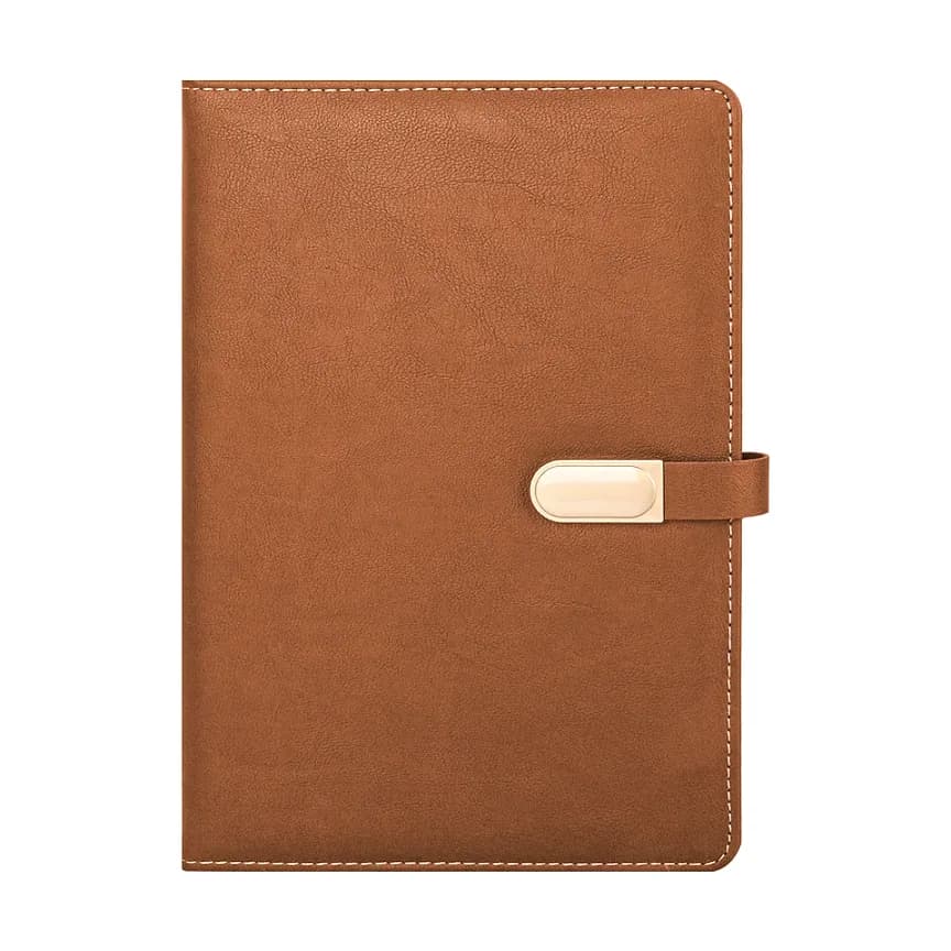 Kahverengi kapaklı defter; hafif tanecikli mat yüzey, sağ kenarda oval altın tonlu metal toka.