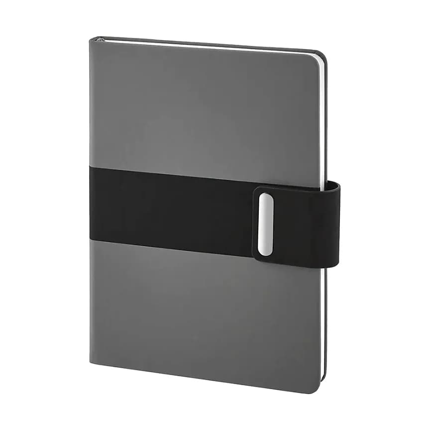 Gri kapaklı, ön yüzeyinde geniş siyah lastik bant ve gümüş dikdörtgen tokası olan sert kapaklı defter.