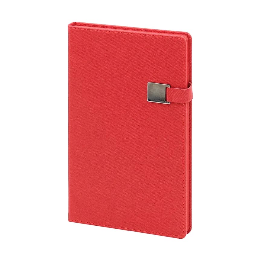 Kırmızı kapaklı defter; mat dokulu kapak, sağ kenarda kırmızı şerit üzerinde gri metal dikdörtgen toka.