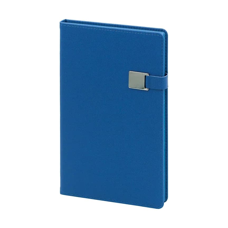 Koyu mavi kapaklı defter; pürüzsüz mat yüzey, sağ kenarda mavi şerit ve gümüş dikdörtgen metal toka.