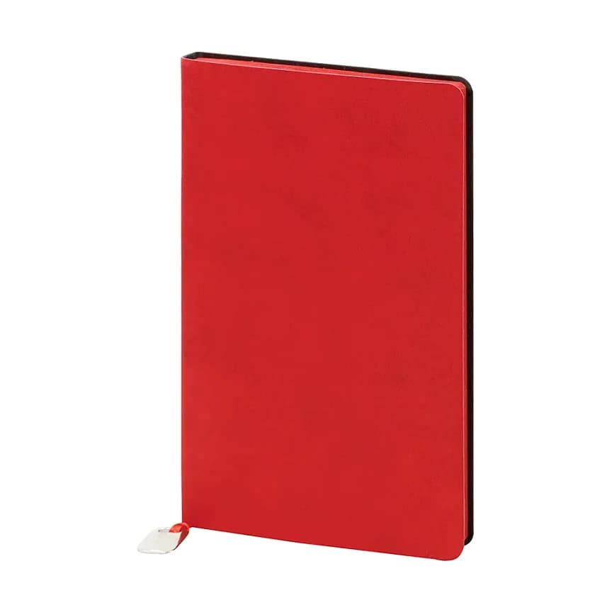 Kırmızı kapaklı defter; mat grenli kapak, yuvarlak köşeler ve altta açık uçlu ince ayraç şeridi.