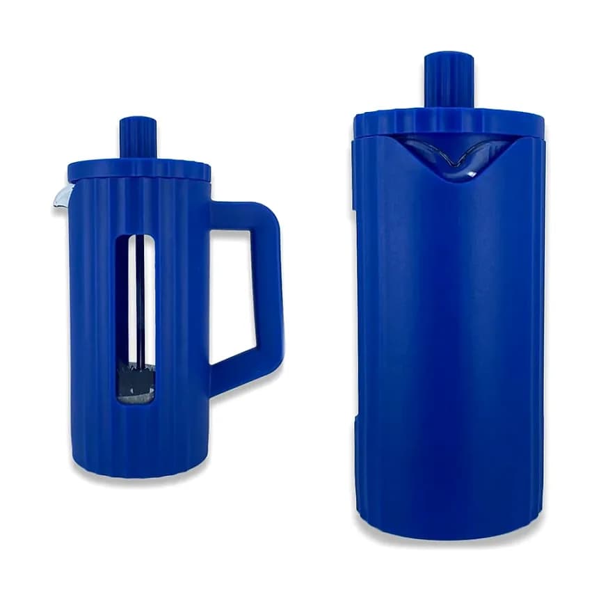 Mavi yivli gövdeli french press; D biçimli tutamak, üstte piston kolu ve metal filtre tabanı.