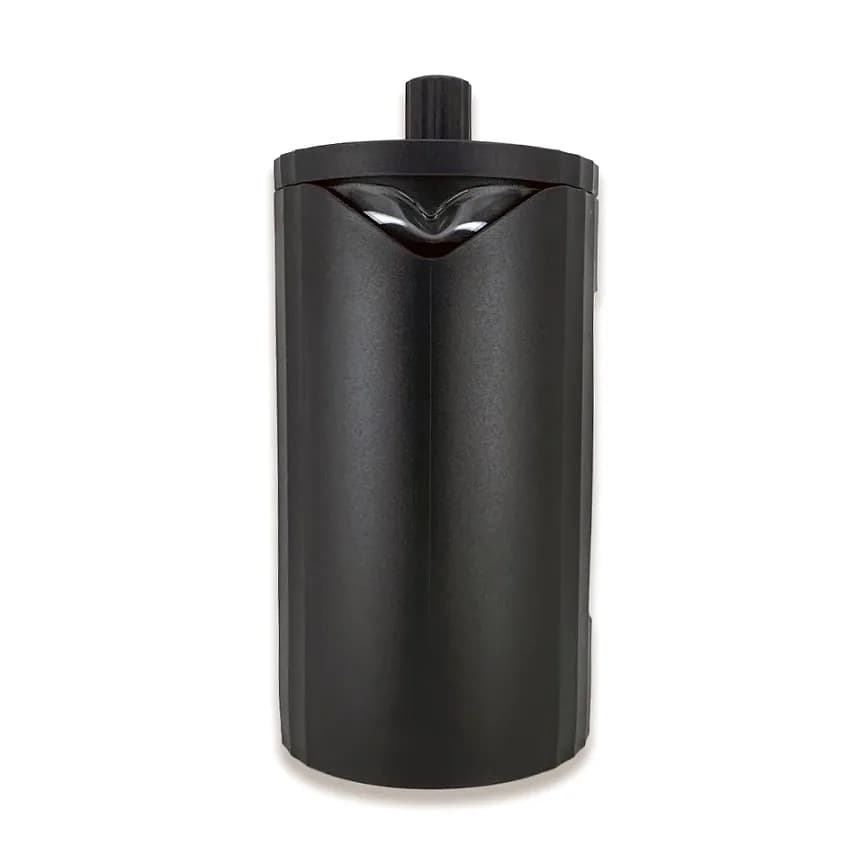 Mat siyah gövdeli french press; pistonlu kapak, parlak metal iç ağız ve gövdeye oturan filtre.