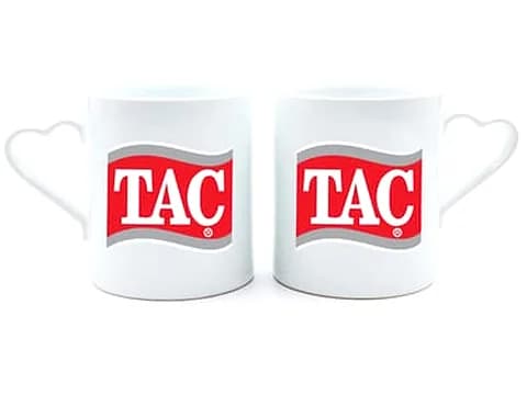 Kalp kulplu beyaz promosyon kupası ikili; kırmızı logo baskılı
