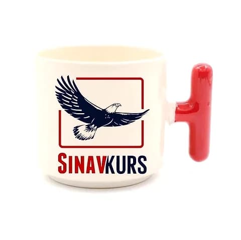 Beyaz promosyon latte fincanı; kırmızı çerçeveli kurs logosu baskılı