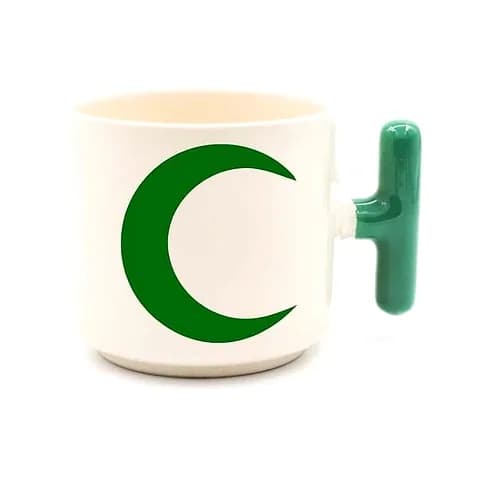 Koyu yeşil T kulplu beyaz promosyon latte fincanı; yeşil amblem baskılı