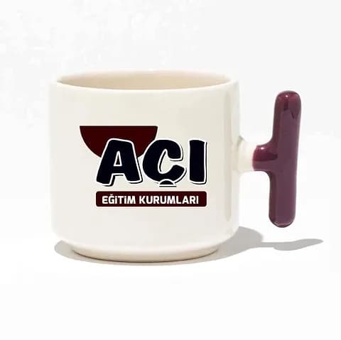 Beyaz promosyon latte fincanı; bordo T kulp ve eğitim kurumu logosu baskılı